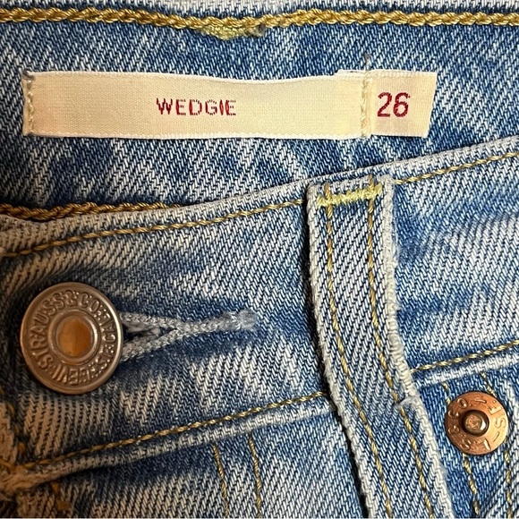 Levi’s Premium Wedgie Jeans Womens 26 Light Blue Wash Denim Straight Button Fly - Picture 3 of 6